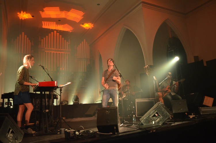 Mathieu Lippé dans le cadre majestueux de l'United Church de Granby (photo Bertrand Duhamel)