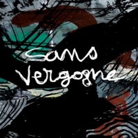 SANS VERGOGNE : L'ALBUM

Cet album superbement illustré par Michel Vautier, préfacé et adoubé par Jean-Michel Boris, est un produit dangereux car favorisant l’addiction…pour notre plus grand bonheur. Les arrangements aux riches harmoniques, aux rythmes entêtants, voyagent aux accents des valses, variations orientalisantes,  reggaes, rocks, swings, javas, font des incursions chez Django, utilisent toutes les nuances des claviers, percussions, mélodica et de la guitare, n’hésitent pas à user de légères dissonances pour susciter des émotions, travaillent les introductions, les mi-temps et les conclusions. Loin de couvrir les textes, ils les font briller au contraire en les soutenant, les révélant dans des atmosphères évocatrices. Fidèles à Brassens, ils lui insufflent une vitalité heureuse. Ne tentez pas de résister, vous ne pourrez pas rester immobiles !

De Cupidon à La non demande en mariage, quatorze titres dont trois instrumentaux, A l’ombre du cœur de ma mie, Le vieux Léon et Pénélope, font le tour du répertoire équilibré de ce spectacle. On n’y trouve pas Le mauvais sujet repenti, ni Le vin, ni Quand les cons sont braves, mais un Bonhomme déchirant, où les dissonances et le rythme en battement de cœur traduisent la tragédie commune de la fin d’un vieil amour. Les amoureux y sont frais et aimables, les croquants et les cons sont méprisables, les femmes coquines et les vieux émouvants. On en redemande !

Les disques brûlants 2015, En vente à la sortie de leurs concerts ou par correspondance sur leur site.