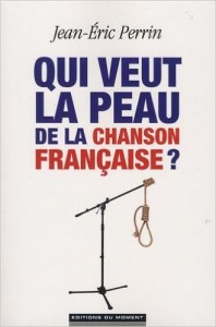 QUI VEUT LA PEAU DE LA CHANSON FRANÇAISE ?

A priori, le titre du livre ne peut que nous attirer. Vous pensez, Qui veut la peau de la chanson française ? C'est la question qu'à longueur de chroniques, ici même sur NosEnchanteurs, nous nous posons. Va-t'on enfin répondre à cette question ? Si toutefois vous tenez à la réponse, passez votre chemin, le titre autant que le contenu sont une escroquerie. Il vous suffit pour bien vous en rendre compte d'aller directement en fin de bouquin, à la page des remerciements (pour leur participation, leurs points de vue, leurs éclairages) : que des gens du show-biz, Pias, Polydor, Barclay, Morgane group, NRJ, France 2, Universal, EMI... De l'entre-soi qui n'apportera rien au débat. Quand on sait que plus de 90 % de la production française échappe au showbiz et est brillamment absente des grands médias autant que de ce livre, on se dit qu'un tel ouvrage ne sert à rien, sinon à l'enfumage. De fait, en excluant l'essentiel de la chanson française, ce livre (de commande, dommage que l'auteur retenu soit si incompétent et sectaire en ce sujet) manifeste lui aussi la volonté d'en vouloir la peau. Tout n'y est que poncifs, sans aucune analyse politique, sans perspectives. C'est comme lire un dossier sans conviction mais à la une d'un hebdo : gourmand de détails mais au final creux, vain. Inutile.

Jean-Éric Perrin, Qui veut la peau de la chanson française ? Éditions du moment, 2016, 16,50 €