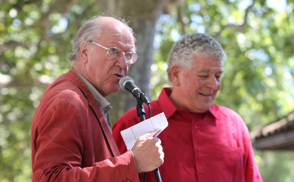 Jacques Bertin et Christian Camerlynck lors de la remise du Prix Jacques-Douai à Barjac (photo Catherine Cour)