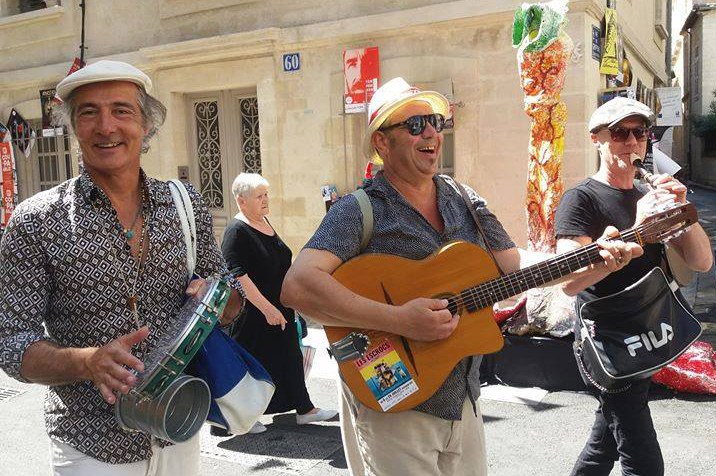 Les Escrocs en parade à  Avignon ©PboxProd