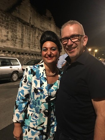 Stef avec un spectateur de marque, Jean-Paul Gaultier, devant l'Arrache -Cœur DR