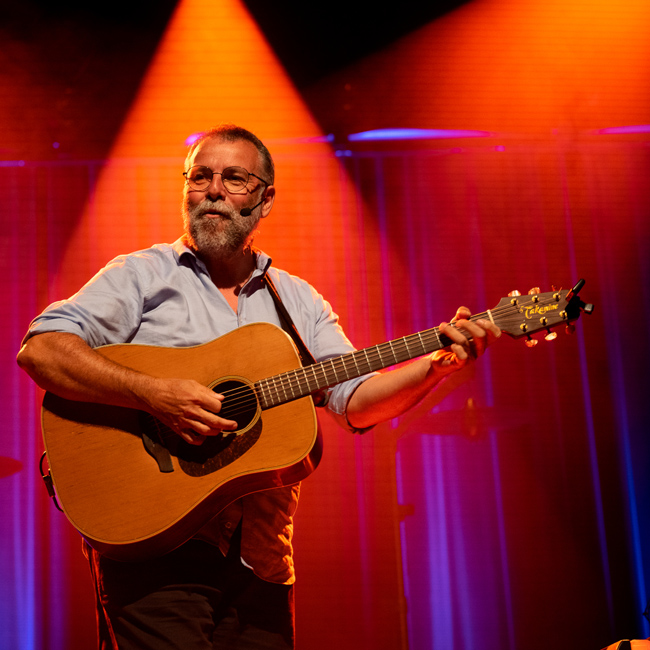 En co-plateau pour cette première soirée, Wally nous a régalé pendant une heure avec ses « chansons courtes », un florilège virtuose de blagues et calembours accompagnés à la guitare. Il n’hésite pas à ouvrir un festival de chanson française avec un texte anglophone, A Stew Recipe — comprendre « de la daube en anglais », dont il chante la recette par le menu — ou à raconter une blague de Toto sur une musique du groupe Toto. Il fait penser à un Desproges musicien lorsqu’il aborde sans tabou la mort, le suicide ou les religions : « je me ferai enterrer dans une fosse commune, ce sera plus convivial ; si on se réveille, on pourra prendre un vers ensemble. » Après quelques chansons plus longues, il conclut par un superbe hommage à Bashung : « On m’a vu dans le Vercors / On m’y verra plus ». On espère bien le voir encore, là-bas ou autre part.