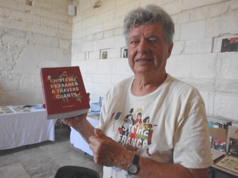 Alain Bergerat, présentant son livre en avant première lors du festival Barjac m'en chante (photo MK)