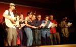 Final du festival sur un "Il est libre Matthias" en hommage à l'organisateur. On reconnaitra Hervé Cristiani, Céline Caussimon, Enzo Enzo, Eric Guilleton... (photo DR)