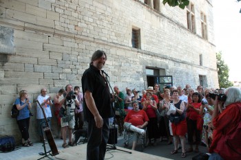 Devant le château de Barjac, Jofroi, hôte et programmateur des Chansons de parole (photo DR)
