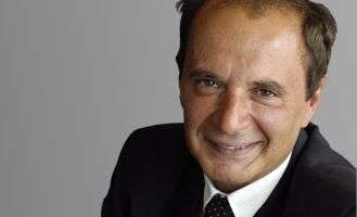 En juin de cette année, Le Nouvel Obs publiait un entretien avec Serge Levaillant, propos recueillis par Sophie Delassein. Extraits : Votre émission, programmée le samedi et le dimanche de 1 heure à 5 heures du matin, serait supprimée de la grille de France Inter à la rentrée. Savez-vous pourquoi ? « Je suis effectivement remercié après presque trente ans à France Inter. J'ignore les raison objectives et précises. Je dois soudainement déplaire. » Sur France Inter, tout au long de ces dernières années, vous avez contribué à faire connaître un certain nombre de jeunes artistes. Quelles sont vos préférences ? Qui a de l'avenir aujourd'hui selon vous ? « Je les aime tous dès lors qu'ils sont sincères, sans concession, un peu fous et doués d'humanité. On arrivait « Sous les étoiles » en invité, on en repartait ami. Avoir été le premier à ouvrir un studio à des gamines et des gamins qui se nomment Camille, Jeanne Cherhal, Dionysos, La Rue Kétanou, Yves Jamait, La Grande Sophie, Bénabar, les Ogres de Barback, Loïc Lantoine, Daphné, tant d'autres... Suivre leurs progrès, constater leurs succès est un bonheur immense qui me fait penser que j'ai accompli un vrai travail de service public. J'aime aussi les artistes pour leur courage. Et il leur en faut à l'heure où le disque est moribond, la télévision formatée et les programmateurs frileux pour mettre de jeunes inconnus à l'affiche. Internet peut aider à se faire connaître. Pour se faire reconnaître, une seule solution : partir sur la route à la rencontre du public. »