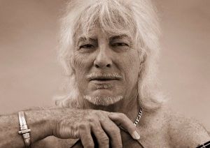 A LA MARGE... Titres de la presse. « Hugues Aufray s'inquiète pour Renaud » (Paris Match), « Hugues Aufray parle de son ami Renaud » (Le Matin online), « Renaud : Hugues Aufray aurait aimé l'aider à remonter sur scène » (Le Figaro), « Renaud ne mangeait presque pas. Triste, Renaud se mettait dans de tels états qu’il faisait pleurer Hugues Aufray » (Voici)... Ça sent l'album à venir et il faut faire parler de soi. La recette est éculée mais ça marche toujours : alerter sur l'état de santé de son-copain-Renaud-qui-va-pas-bien : c'est ainsi que ces jours-ci les médias, toujours gentils à son égard, donne le micro à Hugues Aufray, 85 ans et toutes ses dents. Sur RTL, le chanteur de Santiano a déclaré sans rire : « J'adore Renaud, je souffre beaucoup de le voir comme ça. J'ai essayé de l'aider. Je lui ai proposé de faire une tournée, j'aurais fait la première partie, il a répondu pourquoi pas, mais n'a jamais donné suite à ce projet. » Brave Hugues Aufray, complètement désintéressé il va de soi...