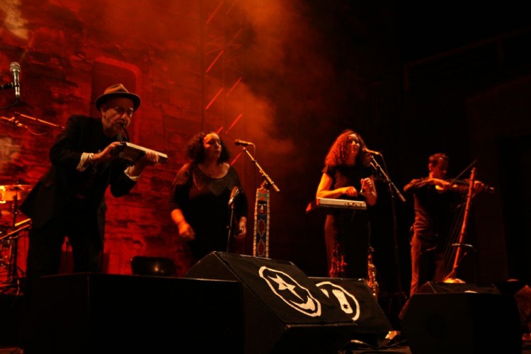 Sur la scène de Barjac (photo Pierre Bureau)