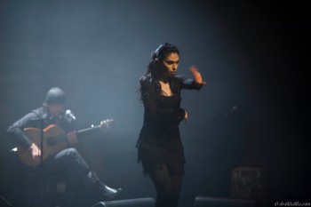 UNE EXPERIENCE MUSICALE AUX MULTIPLES FACETTES ET COSMOPOLITE (présentation de ce spectacle sur le site du producteur Blue line) « Cordoue …. cette cité au Xème siècle était d'une grande diversité, il y avait des Chrétiens, des Juifs, des Musulmans et tous arrivaient à s'entendre malgré leurs différences.». Tous travaillaient pour la culture, pour la science, pour faire avancer les choses. Pourquoi aujourd'hui n'en sommes-nous pas capables ? Cette sorte de société,c'est un idéal que l'on veut défendre par le biais de la musique, avec beaucoup de naïveté et d’espoir… Pour ces artistes, comme le démontre la chanteuse algérienne, la finalisation de cette création représente une avancée culturelle, politique, où chacun peut travailler, participer à un projet commun par-delà les di-versités culturelles et les barrières linguistiques. De ce mélange né un véritable patchwork musical où les influences défilent . Eric Fernandez montre comment d'une esthétique classique fondatrice du socle musical du spectacle, ils ont pu créer un univers inspiré de diverses musiques traditionnelles et pourtant totalement ancré dans notre monde contemporain. » (photo Obai Khalifa)