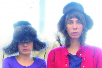 Garoche ta sacoche est le fruit de la rencontre, improbable mais essentielle, de Cynthia Veilleux et Sonia Brochet. Avec seulement deux guitares, quelques accessoires, des harmonies vocales et des textes qui s’éclatent devant l’absurde, Garoche ta sacoche se dévoile sans permanente, sans tapis rouge, sans trompette et sans pyrotechnie. Comme elles font du folk rock métal indie pop trash super underground, elles ont décidé d’appeler ça du folk insolite, pour le délire d’initiés. Mathieu Lippé est poète, chanteur, conteur et compositeur. Il jongle avec les mots tout en mélangeant musique et poésie. Artiste aux multiples facettes, il fait voyager ses mots et ses notes sur les routes du monde. À travers l’imaginaire fertile de Mathieu Lippé, la parole devient récit de voyage, conte de chevalier des rues et poèmes des buildings de forêts. Il explore une poésie slam riche d’évocation, de rythmes et de calembours ingénieux, tout en demeurant sensible et touchant.