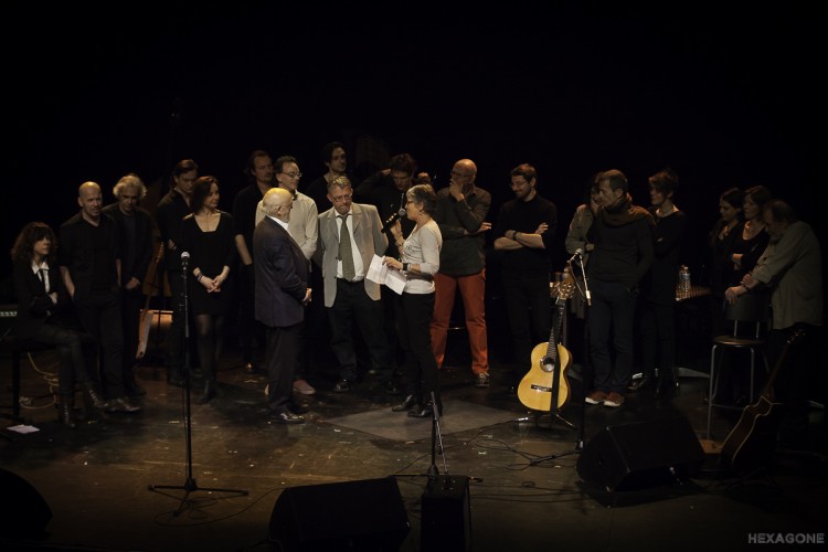 Artistes et rédacteurs de NosEnchanteurs ensemble sur la scène