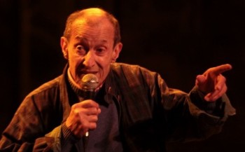Pourtant, la soirée avait curieusement débuté. Après un (court, mais parlant) aperçu de 12 minutes du double DVD intitulé "Henri Tachan, 40 ans de chanson" -réalisé par Christophe Régnier- (projection du plus bel effet sur la muraille du château), le désormais retraité est remonté sur scène afin de se prêter au petit jeu des questions-réponses avec le public. Alors, certes, on a pu ressentir le plaisir de celui-ci de retrouver en chaire et en hausse un artiste qui a marqué son époque et qui s'était fait plus que rare. Mais, si on peut comprendre cette sensation, j'avoue que j'ai eu du mal à apprécier la "fausse libre parole" de Monsieur Henri (qui, sur ce coup-là, a tiré des salves à tort). Je m'explique : outre les questions convenues exprimant le (légitime) plaisir éprouvé, Tachan a botté en touche sur une question de la marraine du festival portant sur la représentation des artistes femmes (quasi-absentes, exception faite de l'immuable Juliette Gréco, dans le film de Régnier et dans l'histoire de la chanson). Ce cheval de bataille -dont Anne Sylvestre se fait la cavalière la plus tenace (et elle a bien raison !)-, il n'en finit pas de boiter bas. Et c'est vrai que ces messieurs ont bien du mal à lâcher les rênes pour réhabiliter celles qui sont aussi pour beaucoup dans la popularité de ce mode d'expression. Et à une autre question concernant la montée de l'extrême-droite, Tachan a, là aussi, préféré esquiver le direct du gauche pour retourner dans son coin. Si cette tactique pourrait sembler logique de la part de l'auteur de "Ni gauche, ni centre, ni droite", elle ne m'en est pas moins apparue comme une piètre dérobade pour un homme qui a toujours brandi sa liberté d'expression comme une oriflamme. Et quand on accepte de se prêter au jeu des questions-réponses, il n'est pas très fair-play de choisir celles qui nous conviennent et d'évacuer celles qui nous grattent là où ça fait mâle (car ça peut faire plaie). Mais, c'est le moment que choisit alors le trio de musiciens pour entrer en scène et ce (petit) malaise fut bien vite oublié...