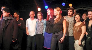 107 PRESELECTIONNES, 21 RETENUS, 8 FINALISTES  « Vive la reprise ! » disent-ils... Si c'est le fait de reprendre le patrimoine, reconnaissons que le Centre de la Chanson est dans le mille depuis longtemps, depuis plus de vingt ans : quelques soient les cercles de la Chanson, tout le monde désoramis reprend (sans être nouveau – on reprend depuis toujours –, le phénomène semble s'être accentué ces dernières années).  Si c'est sur une éventuelle embellie de la Chanson, qui reprendrait de la vigueur, de l'audience, du public, on sera là un peu moins optimistes... « Vive la reprise » donc, le tremplin du Centre de la Chanson, vit en ce moment sa 21e édition. 21 candidats retenus (pour 107 présélectionnés). Trois auditions publiques préalables (l'une à Lyon, l'autre à Ivry [photo ci-dessus], la dernière à Toulouse) amèneront les 8 finalistes retenus sur la scène du Centre Fleury-Goutte d'or-Barbara à Paris le lundi 2 novembre 2015. Les premiers lauréats connus, issus de l'audition lyonnaise (à la Salle des Rancy), furent Sarah Mikovsky et Anissa. Ceux issus de la sélection parisienne (au Forum Léo-Ferré, à Ivry-sur-Seine), sont Geneviève Morissette, Zoé Malouvet, Danny Buckton Trio et Gauvain Sers, où, dit-on, les discussions au sein du jury furent agitées. Notons que Gauvain Sers, dont le répertoire coutumier est, on le sait, très lié à l'actualité, y a interprété Mon fils est parti au djihad : cette chanson fit débat... NosEnchanteurs avait noté, aux précédentes éditions, le fort et choquant déséquilibre entre les lieux d'auditions où, pour un nombre identique de concurrents, on avait en certains lieux deux fois plus de lauréats, comme si on valait deux fois plus à Paris et Toulouse qu'au Mans ou à Lyon. Avons-nous été entendus, toujours est-il que la cette faute de calcul, qui sérieusement mettait en doute l'équité de ce tremplin, est corrigée. Sur les trois lieux de cette année, Lyon et Toulouse ont chacun deux lauréats (pour cinq candidats à chaque fois) et Ivry quatre lauréats (pour onze candidats). Le règlement impose pour concourir un enregistrement de trois titres : un titre de l’artiste parrain, cette année le groupe des Ogres de Barback,  une chanson du répertoire et une création originale. Après l’étape de sélection sur CD centralisée cette année au Centre de la Chanson, les artistes se présentent aux auditions publiques en région pour interpréter les trois titres enregistrés et un quatrième titre au choix. Prix décernés par un jury présidé par Claude Lemesle :  - Grand prix Vive la reprise, remis par le Centre de la Chanson (2000€) ; - Prix d'interprétation, remis par l'Adami (2000€) ; - Prix de la meilleure chanson originale, remis par l'Unac (500€) ; - Coup de cœur des professionnels ; - Coup de cœur du public.