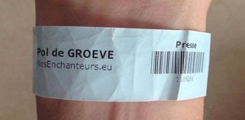 FRANCOFOLIES 2016 – LE BILAN Le rideau est tombé et il est de bonne guerre de tirer le bilan de cette semaine écoulée. Comme signalé avant le début des hostilités, sur papier, la programmation de cette édition 2016 laissait à désirer : des artistes dont c'était le ixième passage à Spa, des têtes d'affiche ratissant si large qu'on avait atteint les plates-bandes des émissions télévisuelles, un goût de trop peu pour les amateurs de chanson française… A l'arrivée, on dira que le cru 2016 fut moyen : beaucoup de bons concerts mais aucun de vraiment marquant, de ceux qui marquent les mémoires et servent de maîtres-étalon pour les années à venir, quelques belles découvertes et un lot modéré de spectacle décevant. Un prof dirait donc : bien, mais peut mieux faire ! Pour sa part, l'envoyé spécial de NosEnchanteurs aura : - Vu 27 concerts en tout (soyons honnêtes, pas jusqu'au bout pour certains) ; - Apprécié également certains groupes de rock chantant en anglais (Ghinzu en particulier !), dont il n'a bien sûr pas été question dans notre journal mais qui n'en sont pas moins talentueux ; - Bien ri en regardant la retranscription en langue des signes (à l'intention des personnes sourdes, les Francos de Spa assurent la traduction simultanée de quelques concerts, par une officiante postée en bord de scène) du concert de Giédré : je vous laisse deviner comment les mots "branlette" ou "enculé" étaient traduits visuellement… ; - Vécu cette impression étrange, quand la pluie s'est mise à tomber à seaux au milieu du concert de Zazie et que nombre de spectateur ont revêtu alors les sortes de manteaux jetables en plastique distribués par un sponsor, de vivre soudainement au milieu de sacs poubelles ou de préservatifs géants ; - Ingurgité tout au long de ces cinq jours : un chili con carne servi dans une coque de maïs (qu'on mange aussi à la fin), deux paquets de frites, un hot dog, une gaufre, quelques pommes offertes dans un stand, un hamburger, une saucisse de campagne, une pita gyros et un cornet de pâtes… Les Francofolies sont aussi l'occasion de découvrir la gastronomie festivalière ! ; - Avalé un nombre (important ? chacun jugera…) de verres de bière : un par concert agréable, au moins deux quand c'était moins bien (faut s'occuper en ce cas-là !). Faites le calcul vous-même ; - Bu aussi un verre de maitrank (ça, c'est juste pour que les lecteurs non belges se demandent : c'est quoi ce truc ???) ; - Peu dormi mais emmagasiné pleins de bons souvenirs, et c'est là l'essentiel. Comme dans tout concert, nos remerciements iront au final aux organisateurs des Francos de Spa, qui nous auront fait l'honneur et le plaisir d'accréditer NosEnchanteurs comme membre de la presse et de nous délivrer un laisser-passer pour toutes les scènes. Une preuve supplémentaire de la reconnaissance de la place de notre journal-web dans le milieu de la chanson.