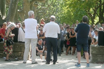 17 h , samedi 3 juillet 2016, place Charles Guynet à Barjac. Le festival s'ouvre qui d'emblé s'inscrit dans la tradition, inscrit ses pas dans ce qui est déjà tracé. A la notable différence que la modestie prédomine. Que c'est le président du festival, Jean-Michel Bovy, qui ouvre les festivités et convie son nouveau directeur artistique, Jean-Claude Barens, à dire deux mots, guère plus pour cet homme de l'ombre, plus habitué des coulisses que de la pleine lumière. C'est le bouillonnant et truculent maire, Edouard Chaulet, qui, par des mots pesés, calculés, égratignera un peu ce qui a précédé. « L'an passé, ici même, nous fêtions la 20e édition du festival de Barjac ; étrangement, nous en fêtons la 22e cette année », inscrivant de nouveau ce festival dans la logique et la politique de la collectivité qu'il dirige. Modestie encore. La soieré au château débute par l'arrivée en scèbne des responsables de l'association Chant libre, du régisseur en chef et du directeuir de la progeammtion, seul et unique fois de tout le festoval où nous les verrons sur scène. C'est dit, c'est acté. Grande économie de mots pour dire le changement, une prgrammation plus ouverte, un nouveau projert artistique. Barjac 22e édition vient de débuter, sans le moindre accroc, dans la confiance et une légèreté dans l'air entre toutes agréable.