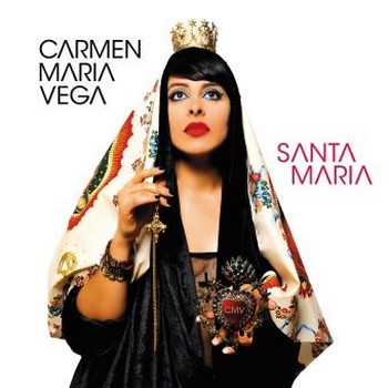 « SANTA MARIA » : LE SENS DE LA VIE Qui suis-je, quelles sont mes racines, quel sens à tout cela ? Voici l'état d'esprit de notre Carmen qui, toute voile gonflée, se prend pour la Santa-Maria de Christophe Collomb, prête à accoster sur une terre pas si nouvelle pour notre native du Guatemala. Notamment en ces Amériques latrines où passion et reproches se cognent. Résolue la Vega : « Je ne serai pas cette femme qui lâchera ses rêves à la première rafale ». Quitte à jouer sur tous les tableaux, elle se prend aussi pour Sainte Marie, avec zèle, avec prosélytisme, témoins tant la pochette que le décors de scène. Après s'être mise au service de Boris Vian, après avoir incarné Mistinguett, après avoir fait trio de garçonnes avec Cléa Vincent et Zaza Fournier (la chanson française des années 50 à 70 revisitée, en tournée à la rentrée prochaine), celle qui jadis nous mentait est en quête d'elle-même. C'est son Graal qu'elle cherche, son ADN. Elle qui n'a eu longtemps pour unique parolier que Max Lavégie, c'est une flopée d'autres hommes et femmes de paroles qui sont cette fois à son service : Belle du Berry, Baptiste W Hamon, Mathias Malzieu et Zaza Fournier. Et l'ami lyonnais Matthieu Côte que, fidèle, elle ressuscite chaque fois qu'elle peut, ici pour deux titres. On peut n'être que moyennement séduit par cet album, ce nouveau répertoire, l'expression de cette quête, n'empêche que la voix maîtrisée de Carmen Maria Vega brise nos résistances et nous force à refaire avec elle la traversée - je n'ose dire le pèlerinage -, que ce soit en Nina, en Pinta ou en Santa-Maria. Elle est convaincante. MICHEL KEMPER Carmen Maria Vega, Santa Maria, At(h)ome/Wagram 2017. Le site de Carmen Maria Vega, c'est ici ; ce que NosEnchanteurs a déjà dit d'elle, c'est là.