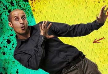 FALLAIT PAS LOOPER L'KOSH Autre lieu que cet Illustre Théâtre, en début d'après-midi. Kosh y est tendu comme un arc du début à la fin, sur le fil de la virtuosité du « Human beat box » qu’il est. En trente secondes, il nous met une claque à la virtuose. Comment ce type arrive-t-il à faire des sons pareils et avec une telle précision ? Tant qu’on se demande si cela n’est pas enregistré ! Le décor est planté : il nous invite à partager, enfants et parents, un voyage qui se veut autobiographique en quelque sorte. Kosh nomme son public Pézenas pour l’occasion. On passe par sa chambre d’enfant qu’il partage avec son frère qui met la musique à fond et joue de la guitare électrique. La lumière est son alliée pour accompagner son histoire avec des démonstrations de bruitages fulgurantes Il nous entraine dans sa cave où il rencontre Rollande, sa loope station, et son clavier Christian. On part après pour Aurillac, où il sauve un pocharde et nous interprète quelques personnages truculents toujours constellés de ses créations sonores. Il invente des univers incroyables avec sa voix, le concours de sa loope station comme la Bretagne avec la mer et les mouettes ainsi que le son des instruments typiques de là-bas, Le monastère ou bien encore la forêt amazonienne... Il nous fait même essayer son art sur des phrases que nous transformons, comme ces « pose ta capuche » ou « biscotte petite biscotte» qui deviennent des riffs de batterie : toute la salle part avec lui dans son délire. Il n’y a pas de temps mort avec Kosch. Lorsque fini le spectacle, on est encore sous le choc de ce que l’on vient d’entendre et on se demande si on a pas rêvé ! SYLVIE HILDESHEIM