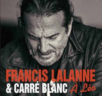 FRANCIS LALANNE : À LÉO Rien de que chroniquer un disque de Lalanne déclenchera son lot de sarcasmes. Pour l'essentiel, on aura tord. Ça vaut le coup d'entendre Françis Lalanne dans l'habit des mots de Léo. Cette voix que nous avons aimé qui s'empare de ces titres emblématiques que sont Avec le temps, Les anarchistes, C'est extra, Vingt ans, L'affiche rouge (sur ce titre, convenons que Lalanne en fait sans doute un peu trop : il lalannise !), La mémoire et la mer. Et, en duo avec Ferré lui-même, Pauvre Rutebeuf. Bon, on tiquera un peu sur cette archive sonore (des Francofolies de La Rochelle 1987) où Ferré annonce le couplet nouveau que Lalanne adjoint au Temps des cerises et interprète. Suivent deux amples chansons (10'57 et 8'44) de Lalanne, aussi inédites qu'intéressantes, consacrées à Léo, en « mode Ferré ». Ça, c'est pour l'essentiel. On peut tenir pour superflu et prétentieux – mais tel est aussi, hélas, Lalanne – le second disque joint au premier : une interview d'une heure dix-huit de Lalanne. Où on saura tout de la genèse de ce présent album, de la rencontre avec Ferré, des déboires d'Athom le rebelle, du film Le passage et du succès de la chanson-titre, de ses diverses activités, de ses problèmes... Etait-ce vraiment utile d'auto-consigner ça sur disque ? N'est-ce pas un rien mégalo ? Le fait est que ça met en doute la sincérité de l'ensemble de cette production. C'est dommage, car le premier disque contenu dans le boitier vaut le coup, qu'on soit amateur de Léo Ferré ou de Françis Lalanne. A plus forte raison des deux. Françis Lalanne & Pré Carré, A Léo, Frémeaux & associés 2017.