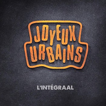 JALONS DE L'URBAINE JOYEUSETÉ Créé d’abord par Emmanuel Urbanet, dit aussi Manu, ce qui complique l’histoire, et par Arnaud Joyet en 1991 sous le nom de Leitmotiv. D’où le nom choisi par le groupe (qui traduit aussi leur indescriptible vitalité) quand le groupe est passé à quatre, en 1994, avec David Roquier et Mathieu Rieusset. Pour fêter leurs vingt ans, David Roquier (le brun barbu et dégarni), qui avait quelque temps cédé la place aux percussions à Manu Riquier (ne pas confondre), celui qui ressemblerait le plus à d’Artagnan avec ses cheveux longs ondulés (vous suivez toujours ?) est revenu prêter main-forte au groupe, à cinq donc. Sa généalogie est compliquée, en lien avec des groupes et artistes qu’on aime bien, Volo (David Roquier a été leur manager) mais aussi les Wriggles, les Blérots de Ravel (Arnaud Joyet fut leur metteur en scène et leur bassiste, et a animé le Chouette Chanson Show de Rollin, Tsamère et Simon Astier). Manu Riquier a côtoyé Pigalle, Mano Solo ou Sanseverino, et Emmanuel Urbanet qui chante aussi en solo fait partie des Rois de la Suède, récemment interviewés sur NosEnchanteurs. Donc également un cousinage avec les Fatals Picards. Et toujours prêts pour collaborer avec d’autres artistes, par exemple Debout sur le Zinc. Les Joyeux Urbains distribuent en sortie de concert un coffret de cinq CD vendu pour la modique somme de vingt-cinq euros. Ça fait cinq euros le CD, qui dit mieux, les chansons se suffisent à elles-mêmes, mais que ça ne vous empêche pas de les voir en concert, c’est une expérience inoubliable. Les Joyeux Urbains seront le 6 juin au Festival Paroles & Musiques de Saint-Etienne avec Didier Super et le 3 août à Barjac avec Volo.