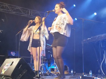 PIS AUSSI… Navii s’est présenté lui-même comme un artiste ACI de 22 ans venu nous chanter ses petites chansons. C’est exactement cela : de la pop rafraîchissante mais guère révolutionnaire. Dans la lignée d’un Renan Luce ou d’un Vianney. Chansons agréables à écouter mais que le chanteur gagnerait à booster en mettant plus d’énergie dans son chant. Il a quand même réussi l’exploit de nous interpréter Foule sentimentale et d’en faire une chanson molle ! Le final, avec son tube J’écoute du Miles Davis, fut heureusement plus enlevé. Autre découverte, les gagnantes du Franc’Off (le concours desFrancos, l’auriez-vous deviné) : le duo féminin Faon Faon. Deux jeunes donzelles qui accompagnent leur pop acidulée aux claviers, boîte à rythme et ukulélé. C’est frais et sympathique comme tout, avec mention spéciale à leur morceau très girl power sur le mariage (qui est comme le latin : c’est beau mais ça sert plus à rien !). Reste le plus dur pour elle : arriver à se démarquer des Brigitte, auxquelles on ne peut que forcément penser.
