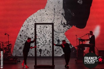 MAIS ENCORE… En ce 22 juillet, un autre artiste belge était mis en vedette. Chouchou du public depuis sa participation à The Voice Belgique, puis à l’Eurovision, et enfin à l’émission de TF1 Danse avec les stars, Loïc Nottet s’est vu bombarder directement tête d’affiche sur la grande scène. Reconnaissons-lui le haut fait d’avoir quasi rempli la place (qui peut accueillir jusqu’à 10.000 personnes), avec seulement un disque à son actif ! Soutenu par un producteur qui croit en lui, il a pu bénéficier de moyens importants (un immense plateau nu avec un écran géant pour accueillir des projections, un light-show puissant digne des plus grands…) et a pu aller au bout de son rêve en nous offrant un spectacle tenant à la fois du tour de chant et de la danse contemporaine. C’était assurément impressionnant, mais cliniquement froid et dénué d’émotion. Ambitieux à tous les coups. Et prétentieux ? Chacun jugera.