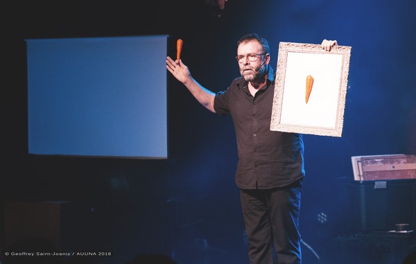 Le camelot et artiste Wally au Pax (photos Geoffrey Saint-Joanis/AUUNA)