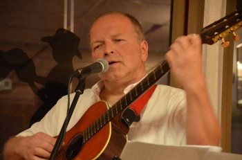 "Gap, samedi 21 avril, concert au petit saloon. C'était très gentil, et j'ai adoré. Un endroit avec un climat familial cool. Audience attentive et amicale. J'ai entendu beaucoup de belles paroles sur mes chansons." Piotr Bakal