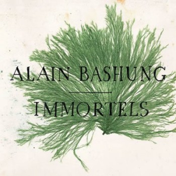 A-T-ON LE DROIT ? L’album posthume de Bashung relancera à n’en pas douter le débat. Peut-on ou non publier après sa mort des chansons non retenues par l’artiste, un album non finalisé ? Ces derniers mois, l’album de Maurane (Brel) puis celui d’Hallyday (Mon pays c’est l’amour) ont participé à cette discussion animée où on se lance souvent plus d’invectives que d’arguments d’autant qu’on ne saura jamais tout à fait qu’elle fut la volonté du défunt, si tant est qu’il eut l’occasion de se prononcer : on se contente de témoignages contradictoires qui font ou défont notre religion. Quand, vingt-cinq ans après la mort de l’artiste, Barclay décida de publier des titres inédits de Jacques Brel, ce fut foire d’empoigne. Il semblerait que Brel avait demandé, à sa famille, à ses compositeur, arrangeur et producteur, de ne jamais publier les cinq chansons constituant, avec deux textes parlés, ses ultimes enregistrements. Si les monologues «Le Docteur» et «Histoire française» restent inédits, les chansons «Mai 40», «Avec élégance», «Sans exigences», «L'Amour est mort» et «La Cathédrale» sont effectivement parues sur une double compilation, un coffret DVD et une intégrale commémorant les vingt-cinq ans de la disparition de Brel. Composées pour ce qui a été son ultime opus, ces chansons n'avaient pas été jugées dignes de figurer sur ce qui avait été conçu à l'origine comme un double album. On sait les aventures, coups d’éclats et coups fourrés de la famille Smet, qui se déchirent l’héritage artistique et surtout financier de l’icône national que fut Johnny Hallyday. Reconnaissons qu’une partie des acteurs en présence n’est jamais consultée, c’est pourtant la plus importante : le public. Qui désormais se plaindra de l’existence publique de ces inédits qui ne le sont plus ? Des chansons de Brel, de Hallyday, de Maurane, désormais de Bashung. Pourquoi gâcher son plaisir au seul prétexte qu’il n’est pas sûr, qu’il est même parfois certain, que le défunt n’était pas d’accord ? D’autant qu’à chaque fois, la sortie de tels inédits s’accompagne d’un grand luxe de précautions. Le patronage, sinon la supervision artistique, de la compagne ou du compagnon du défunt, de tout ou partie de ses fidèles collaborateurs, en autres musiciens. Et l’avertissement qu’il ne s’agit pas d’un disque définitif, mais d’une ébauche, d’un brouillon, d’une maquette comme on dit. Et qu’il nous faut l’avoir en tête, au moins l’avoir su. MK (en illustration, le pochette et le titre auxquels vous avez échappé)