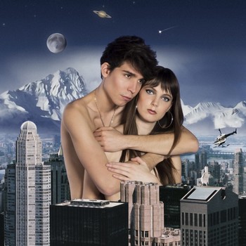 THE PIROUETTES : LE DISQUE Le duo aime la variété-pop des années 80 et ne s’en cache pas. Ainsi, son nouveau CD s’intitule Monopolis, référence à la ville de Starmania. De même, comme un clin d’œil à cette époque pas si lointaine, la belle photo qui illustre la pochette aurait pu être prise par Pierre et Gilles pour illustrer un disque d’Elli Medeiros. Onze morceaux composent le disque. Pour l’essentiel, des histoires de cœur : amours naissantes (Si léger, Baisers volés), amours chancelantes (Tu peux compter sur moi, Ce paradis), amours fantasmées (Rêver de toi), amours contrariées (Medina), amours consolatrices de la solitude moderne (Avec le cœur)… Pour le reste, des chansons pleines de fougue et d’espoir post-adolescents (Ça ira ça ira, Héros de la ville, Petit château). C’est frais, c’est doux, bien produit, bien chanté, ça passe sans faire de mal. De la pop aérienne, qui gagne singulièrement en force et en énergie sur scène, le son y étant davantage musclé. A choisir, préférez le spectacle ! The Pirouettes, Monopolis, Kidderminster Records, 2018