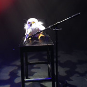 « COMME ÇA VOUS CHANTE! » 
Dans ce cycle de conférences  se sont succédés : Claude Nougaro dans ses relations avec les femmes quelque peu machistes, ou pour le moins traditionnelles durant les années 60 par Perle Abruggiati , puis deux conférences de Joël July.  L’une sur la stylistique bien particulière de Léo Ferré,  mélange de langue populaire et de tournures savantes, telles Ça t’va ou La langue française, revue de faux anglicismes à la mode. 
La deuxième mi mars sur la parodie chez Gainsbourg, de la Javanaise à L’anamour en passant par Poupée de cire. Des chansons qui n’ont l’air de rien mais cachent des clés, et comportent énormément de jeux verbaux. Parodie éthique du virilisme un peu pervers qui se retourne en martyre (Ecce homo), d’ Amour sans amour à  Je t’aime moi non plus puis Je suis venu te dire que je m’en vais. Où il emprunte à Verlaine. Musicalement Gainsbourg parodie le jazz, puis le rock et le reggae (le classique ne sera pas abordé).
Toutes ces conférences sont illustrées par des reprises, souvent de chansons rares, par de tout jeunes étudiants du Conservatoire d’Aix, tous très expressifs et très concernés, qui nous donnent beaucoup d’espoir pour l’avenir de la chanson française.