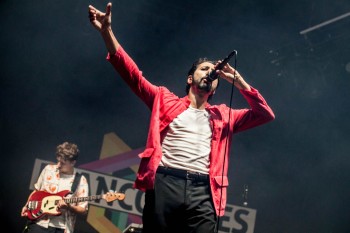 AUTRE TEMPS, AUTRE LIEU Première spadoise pour Feu ! Chatterton. Je les avais applaudis voici un an à Namur. Le groupe m’a paru ce samedi bien fatigué (la tournée serait-elle trop longue ?) et leur rock intello a bien eu du mal à passer la rampe. Le concert ne décollera réellement que sur les 2 derniers morceaux. Après une heure d’ennui poli, c’est un peu juste.