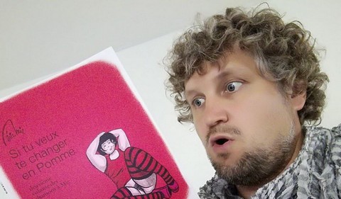 Eric Mie et son nouveau livre (photo non créditée)