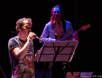 SLAM A TOUS LES ÉTAGES . Ce soir-là, Stavelot s’est entièrement parée des couleurs du slam. Amis Terriens, c’est le nom adopté par un trio s’adonnant à la poésie urbaine. Composé de François Laurent (aux textes et à la voix), de Nicolas Dechêne (guitare) et de Michel Debrulle (batterie-percussions), l’ensemble nous emmène sur les cimes de la scansion française. Le projet s’avère autant musical que textuel, les notes jouant à part égale avec les mots. Des rythmes brésiliens, jazzy ou tribaux accompagnent donc les envolées du diseur de belle aventure. Des textes denses, d’un accès pas forcément aisé, auxquels l’interprétation un peu monocorde du slameur ne rend pas toujours justice. C’est souvent virtuose, à l’image de la performance de l’excellent batteur, mais trop désincarné pour convaincre tout à fait. Nous aurions tant voulu tomber sous le charme sans discussion possible. Une autre fois peut-être…