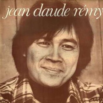 LE CHANTEUR RÉAPPARU Sous ses dehors de fiction, l’histoire du Chanteur perdu prend appui sur la réalité. L’enquête de Jean, Didier Tronchet l’a vécue dans les grandes lignes. Sauf que ce chanteur, qui l’avait tant marqué dans sa jeunesse, ne se nomme pas Rémy Bé, mais Jean-Claude Rémy. C’est un auteur-compositeur qui, de 1975 à 1978, a publié deux 33 tours et un 45 tours, produits par Pierre Perret. Pas de ventes spectaculaires, mais un succès d’estime certain, qui laissait augurer du meilleur. Sauf que l’intéressé a tout laissé tomber pour partir à l’autre bout du monde, aux Comores, et devenir moniteur de plongée. Laissant ici des admirateurs désappointés, tel le héros du livre, qui se transmettaient des copies de ses disques, comme un précieux trésor, un secret bien gardé. Miracle de l’internet, on trouve aujourd’hui sans difficultés ses chansons sur Youtube, qui poursuivent de plus belle leur une vie souterraine. On peut y écouter également des titres récents, car Jean-Claude Rémy – devenu slameur amateur – n’a jamais laissé tomber sa plume. Le chanteur-culte fera-t-il de nouveaux adeptes ?