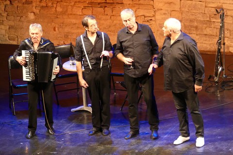 L'ultime scène de Barjac m'en chante ! (photos Anne-Marie Panigada)