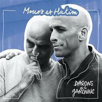 DARONS DE LA GARONNE, LE CD . Neuf chansons s’offrent à nos oreilles. Une revisite de Nougayork (pas trop réussie, avouons-le, sans les cuivres claquants de la version originale), un texte connu déjà des aficionados pour avoir été jadis interprété par Jehan (Paysâme) et sept inédits. On peut bien sûr supposer que certains textes n’étaient encore que provisoires et que jamais Nougaro ne les aurait chantés tels quels (Paisibles plaines, par ex., qui aurait nécessité d’autres couplets), mais tel est le jeu. Mouss et Hakim ont relevé le défi de mettre ces paroles en musique et de nous les transmettre à leur manière, sans jamais chercher à singer leur parrain toulousain. Pari indéniablement réussi, tant les mots du poète trouvent ici un réjouissant souffle de vie et une musicalité épatante. Nos préférences vont en particulier à l’émouvant et saccadé Le lait caillé, réminiscence d’enfance à la fois pour l’auteur et ses interprètes actuels. Un texte achevé, qui nous permet de retrouver la plume typique du Maître, qui fait rimer « lait caillé » avec « écailler » et enchaîne les rimes en « ier ». Coup de chapeau aussi au très réussi Saut de l’ange, dont les mots sonores sont magnifiquement mis en valeur par la musique du duo. Darons de la Garonne : incontournable pour les amoureux de Claude Nougaro, hautement recommandable pour les autres !