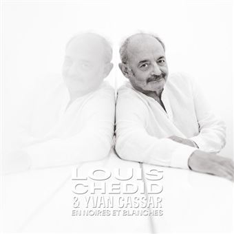 Après Vivre (Arno avec Sofiane Pamar, un vrai coup de cœur), et Amours & pianos (Nicoletta, avec Johan Dalgaard et le regretté Jean-Jacques Genevard) la collection s’enrichit avec En noires et blanches, où Louis Chedid prend le pari de chanter des chansons conçues au départ à la guitare sur le piano d'Yvan Cassar. Quinze titres de la fin des années 70 à maintenant nous font redécouvrir l'incroyable actualité de Louis Chedid - Le chacha de l'insécurité a été écrit en 1983 - sa sensibilité aussi, avec cette Les absents ont toujours tort, écrite en hommage à Patrick Dewaere. Hold-up, la chanson qui m'avait pétrifiée à l'Olympia en vedette anglaise de Nicole Croisille, manque à l'appel, trop cinématographique pour le piano-voix (Ainsi soit-il devient ainsi le livre de photos qu'on feuillette plutôt que le film « caméra zoome arrière » du départ), mais on redécouvre la délicatesse de Ces mots sont pour toi, et tout Chedid se résume à ce T'as beau pas être beau, (… Monde cinglé, J’t’ai dans la peau, J’t’aime, t’aime, t’aime), 1978 et pas une ride. Une vision affûtée sous une tonne de tendresse. Catherine LAUGIER