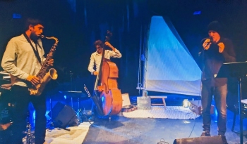 DÉSIR D'HORIZONS, octobre 2022 (capture) Entre-temps, de 2020 à 2022 pendant le confinement, Dizzylez avait monté un ambitieux projet, un voyage sur les traces de Jacques Brel avec le Maxime Atger Trio, avec La Compagnie Nine Spirit, présenté à l'automne 2022 au Petit-Duc, dans une mise en scène simple et évocatrice : une voile, idée de Maxime, où passent des nuages, où se dessine une cathédrale, où l'on parle de Jojo, d'une ville endormie, des remparts de Varsovie, d'amour de la liberté, de la difficulté de mourir ou plutôt de vieillir. Avec le saxo qui pleure, si évocateur, le cœur de la contrebasse, les notes du piano. Quelques mots enregistrés de Brel. Et ses chansons, déshabillées d'effets jazzifiées et auréolées de tendresse, prennent une nouvelle jeunesse. Orly, sommet du spectacle, se fait tragédie éternelle, et la nouvelle chanson de Dizzylez sur les assassinats politiques, écrite pendant la tournée, rejoint Brel : « Pourquoi ont-ils tué Jaurès ». Quand les mots du conteur, les chansons, la voix de Brel, fusionnent avec les instruments pour une évocation au cœur de l'âme, à l'os de la chair de Brel, dans un voyage enchanteur qui nous embarque sans peine jusqu'aux Marquises.