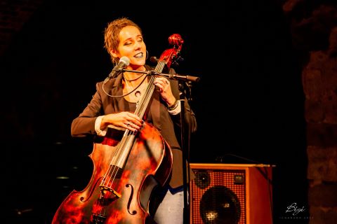 PIRIS Hélène seule ©Bégé 480x320