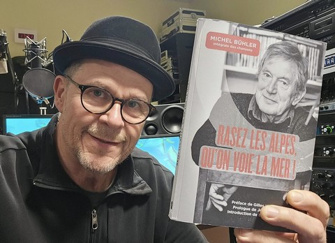 Le chanteur Eric Frasiak nous présente le livre de Michel Bühler (coll. perso Frasiak)