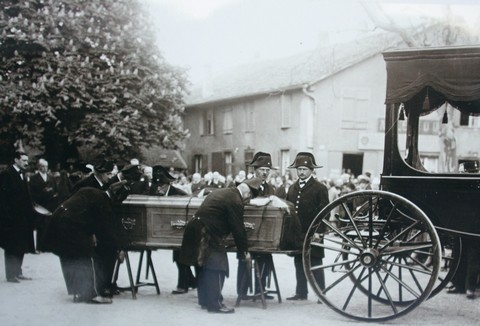 un-enterrement-en-alsace-dans-la-premiere-partie-du-xx-e-siecle-alors-les-ceremonies-funebres-avaient-vraiment-de-la-pompe-les-croque-morts-a-bicornes-avaient-une-allure-imperiale-dr-1596620875