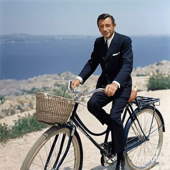 Yves Montand se mettant en condition pour interpréter "La bicyclette"
