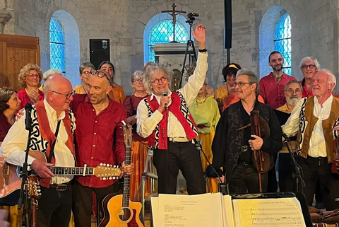Tri Yann et l'ensemble vocal Marie-Nodier (photo non créditée)