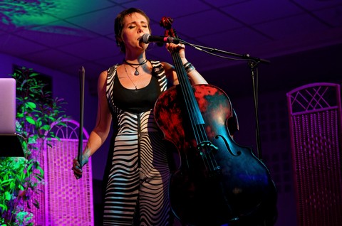 Hélène Piris sur la scène de Bédoin (photos Bruno Rumen)