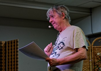 EN PREMIÈRE PARTIE DE BOBIN Si on m’avait dit un jour que je ferais la première partie de Frédéric Bobin, que je foulerais la scène avant qu’il n’y fasse récital, je n’aurais pas cru. Merci au festival La Chanson d’Abord pour cette (heureuse) initiative. Un de l’équipe de NosEnchanteurs sur scène ? En fait, plusieurs participent eux-mêmes à cet art qu’ils relatent dans leurs chroniques. Pol de Groeve est parfois auteur de chansons. Nicolas Céléguègne aussi, interprète et compositeur de surcroît, qui vient tout juste de sortir son nouveau CD ainsi qu’un livre rassemblant les textes de toutes ses chansons. Michel Trihoreau est lui conférencier es-chanson (Ferré, Sauvage, Prévert…), Franck Halimi est acteur, intermittent du spectacle et producteur de Bernard Joyet. Me voici à mon tour investissant la scène pour des conférences pas gesticulées mais presque, tentant d’amener avec moi le public dans ma culture chanson, mes élans de passions et de tendresse, mes indignations. Ma conférence est pour l’heure consacrée aux relations pour le moins contrariées entre la censure et la chanson, officiellement disparue mais qui n’a jamais été aussi présente. Le catalogue de mes propositions va bientôt s’étoffer afin de proposer aux organisateurs un catalogue de propositions plus ample. Dans la salle du Centre culturel de Bédoin, merci à mes amis Jean-Yves Liévaux et Viviane Cayrol (nos deux amours marseillais du duo Alcaz) et Frédéric Bobin, pour avoir joint leurs applaudissements à ceux du public et des organisateurs. MK.