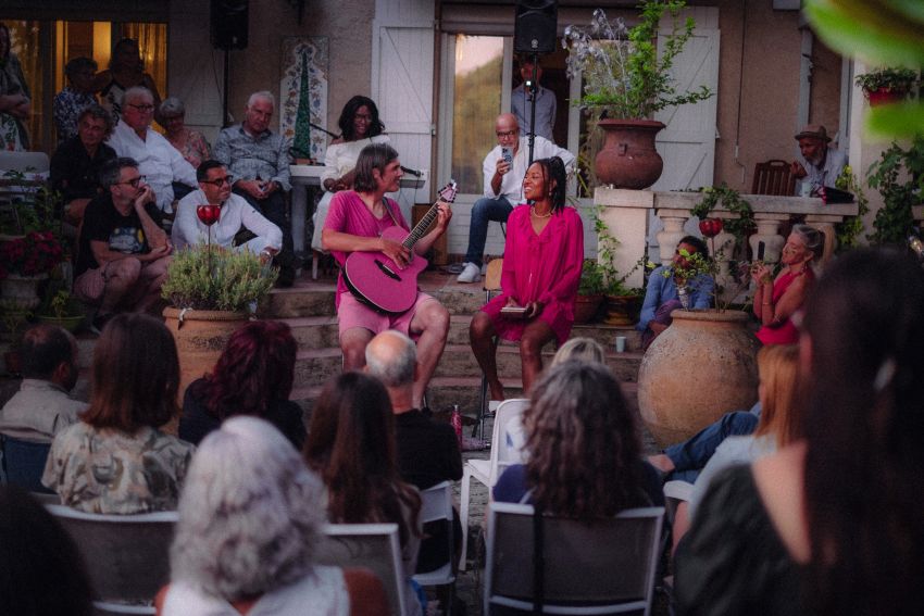 Célestin Rachael, Mathieu Pirro à la porte-fenêtre-Photo ©Mathieu Grondin