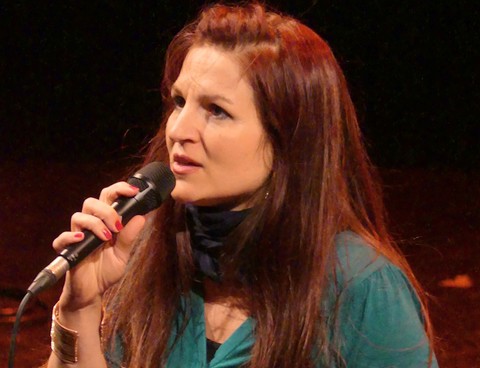 Lise Martin sur la scène de Barjac (photos Anne-Marie Panigada)