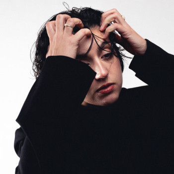 AMALI Marie Tout le monde regarde par la fenêtre 500x500