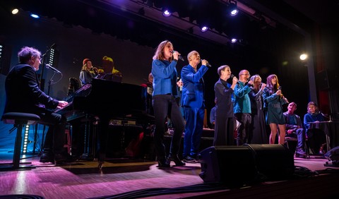 Au premier rang : Romain Didier, Valérie Mischler, Laurent Viel, Enzo Enzo, Pascal Rinaldi, Sylvie Bourban, Maria de La Paz, Alain Nitchaeff, Laurence Bisang (photos de répétition Anne Collard)